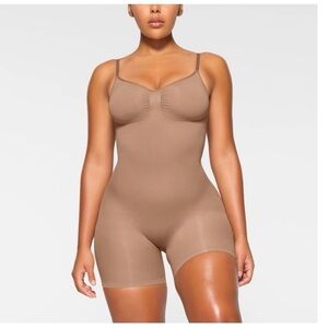 SKIMS Seamless Sculpt Mid thigh Bodysuit | NWOT | small